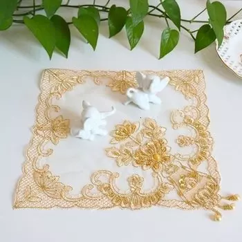 Кружевной коврик для стола
