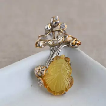 Кулон в виде янтарной рыбы из серебра 925 пробы