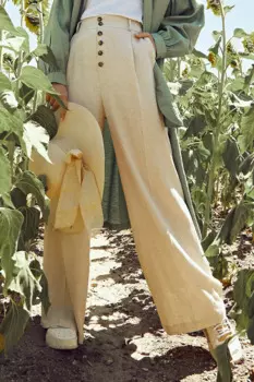 Льняные брюки-клеш бежевого цвета