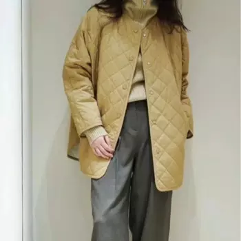 Легкая хлопковая однобортная хлопковая куртка с круглым вырезом и заниженными плечами.