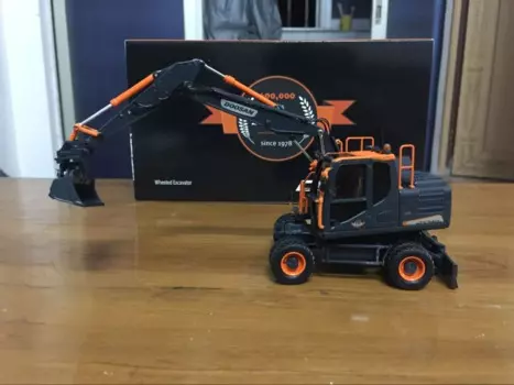 Литьевая модель игрушки Коллекционная 1:50 Doosan DX140W колесные экскаваторы Строительная игрушка для сбора, подарок