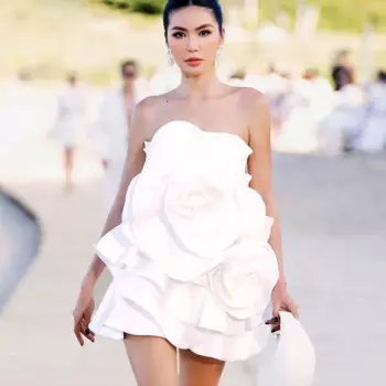 Мини-платье атласное без бретелек, с оборками