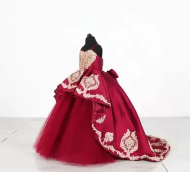 Мини-платье с вышивкой и жемчугом, атласное