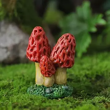 Миниатюрная фигурка гриба из полимера