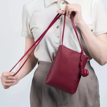 Модная сумка из натуральной кожи, женская маленькая мини-сумка, Высококачественная сумка через плечо, новая нишевая женская сумка черного и красного цвета