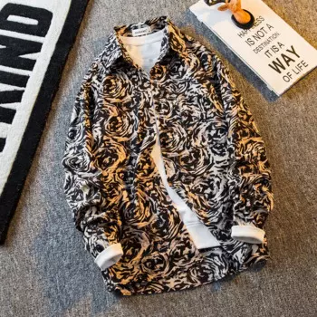 Мужская рубашка с длинным рукавом и лепестками розы