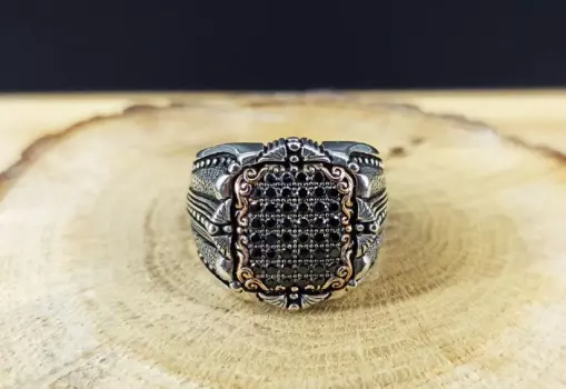 Мужское кольцо из серебра 925 пробы с черным фианитом
