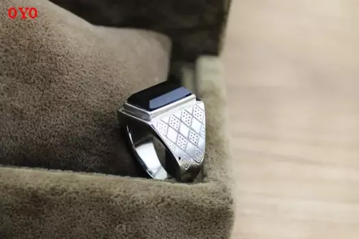 Мужское кольцо из серебра 925 пробы с драгоценным камнем