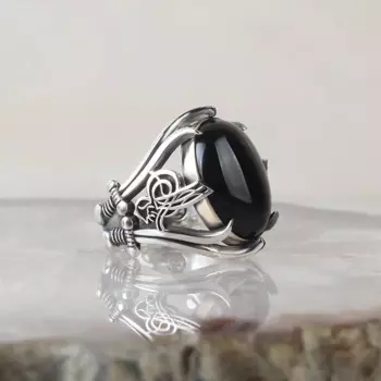 Мужское серебряное кольцо с мечом и монограммой из оникса и фианита