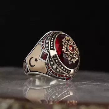 Мужское серебряное кольцо с полумесяцем и красным Цирконом