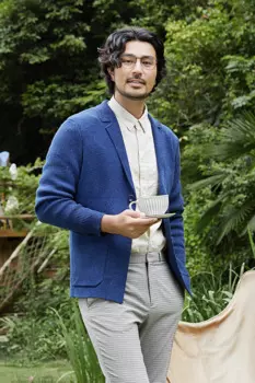 Мужской шерстяной кардиган с V-образным вырезом и карманами