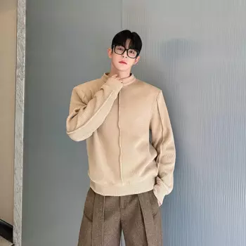 Мужской трикотажный свитер с воротником-стойкой и трехмерными наплечниками