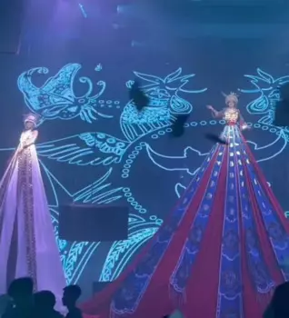 Наряд знаменитости Miao на высоте в баре