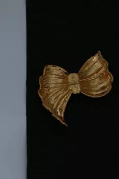 Нишевая средневековая брошь с бантиком Orichalcum