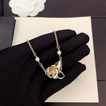 Новый бант, стиль девушки и винтажное колье.