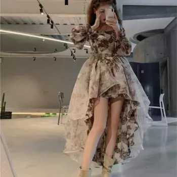 Облегающее длинное платье с розами спереди и короткой спинкой