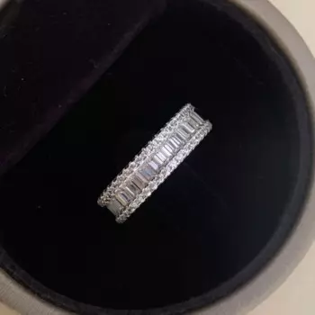 Обручальное кольцо из серебра 925 пробы с фианитом