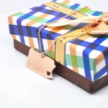 Ожерелье из розового золота с надписью «I Heart»