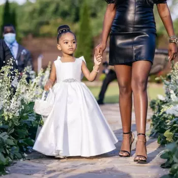 Платье атласное без рукавов, с бантом, в пол