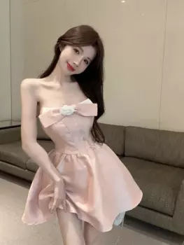 Платье-футляр с открытыми плечами и пышной короткой юбкой