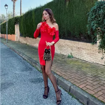 Платье-мини с открытыми плечами и складками