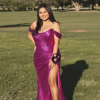 Платье-Русалка с блестками и открытыми плечами