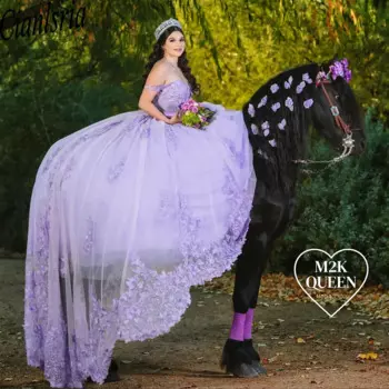 Платье с открытыми плечами и кружевной юбкой