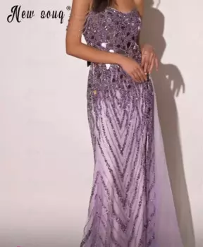 Платье сиреневое с жемчугом, открытыми плечами, 2024