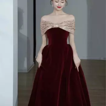 Платье винно-красного цвета с открытыми плечами