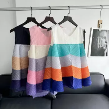 Плиссированная футболка без рукавов с V-образным вырезом и подолом