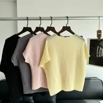 Плиссированная летняя футболка с круглым вырезом и коротким рукавом