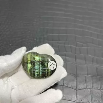 Полированный лабрадорит в форме сердца