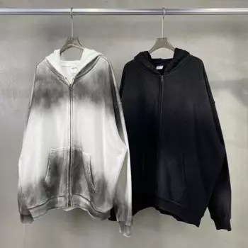 Потертая старая махровая черная толстовка на молнии