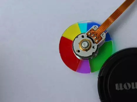 Проектор W750, новые цветные сепараторы колес