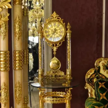 Редкие антикварные французские золотые позолоченные настольные часы Ormolu с маятником и каминкой