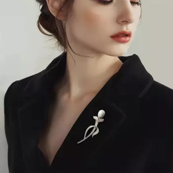 Роскошная металлическая брошь в виде лилии