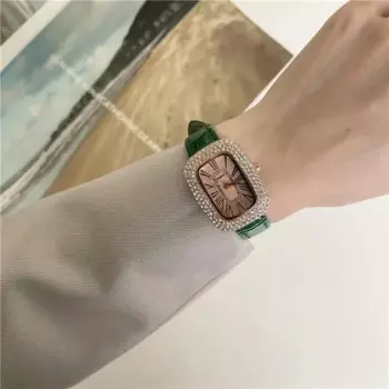 Роскошные часы женские квадратные британские часы с несколькими бриллиантами Модные Зеленые часы с кожаным ремешком женские кварцевые часы подарок