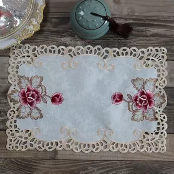 Розово-красная атласная вышитая скатерть 28x43 см