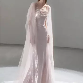 Розовое платье с лямкой на шее