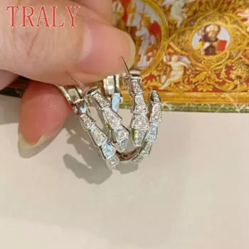 Серьги-гвоздики из серебра 925 пробы с муассанитом