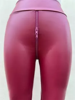 Сексуальные бордовые матовые кожаные леггинсы с открытой промежностью для женщин, экзотические облегающие тонкие брюки из искусственной кожи, одежда для ночного клуба на заказ