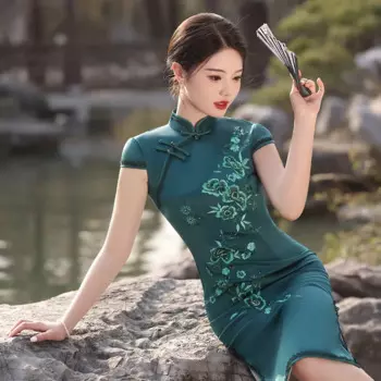 Шелковистая атласная пикантная кружевная отделка средней длины, новое улучшенное китайское женское облегающее Повседневное платье-Ципао с разрезом и цветочной вышивкой