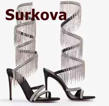 Шикарные Серебристые босоножки Surkova с цепочкой и кристаллами, босоножки в форме змеи с витой лямкой, босоножки, шпильки с бахромой