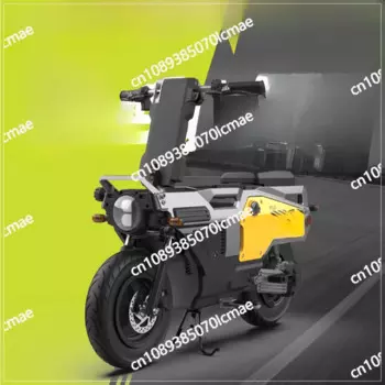 Складные табуреты для электрических велосипедов, размещенные на улице.