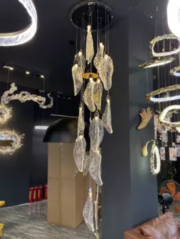 Современная роскошная вилла, гостиная, большая люстра, подъемный полый двойной пол, дизайнерская атмосферная художественная лестница