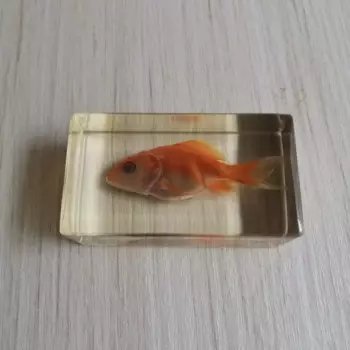 Статуэтка насекомых из смолы