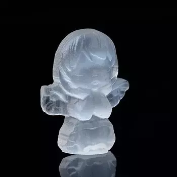 Статуя ангела из белого селенита