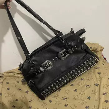 Сумка-тоут женская из экокожи с пряжкой и заклепками