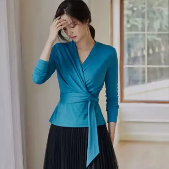 Свитер с V-образным вырезом на осень и зиму