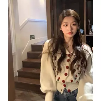 Свитер женский с вышивкой и воротником-куклой